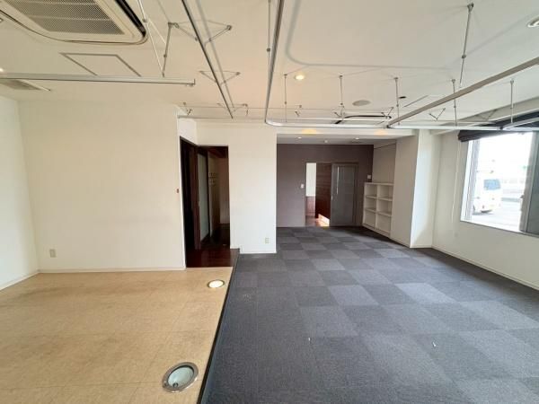 �y�����E���r���O�z�@