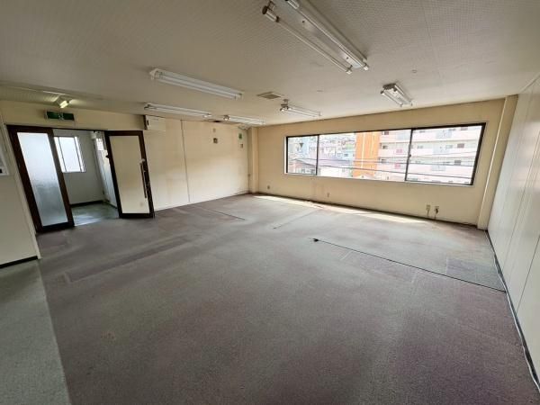 �y�����E���r���O�z�@