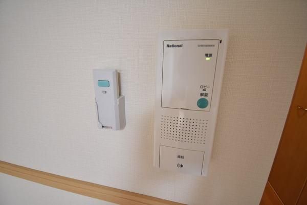 �y�Z�L�����e�B�z�@