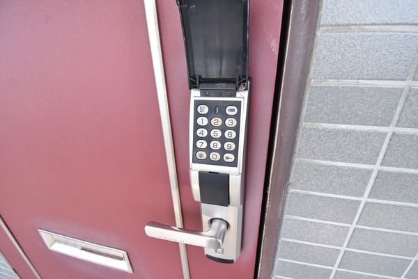 �y�Z�L�����e�B�z�@