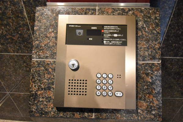 �y�Z�L�����e�B�z�@