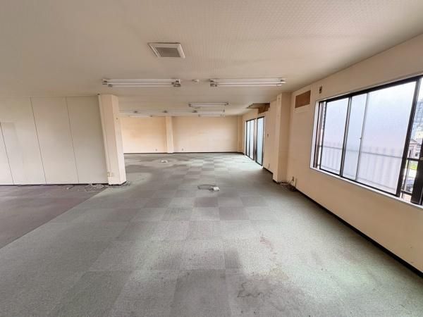 �y�����E���r���O�z�@